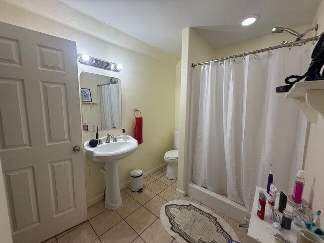 Building Photo - 300 SW Bordeaux Ct