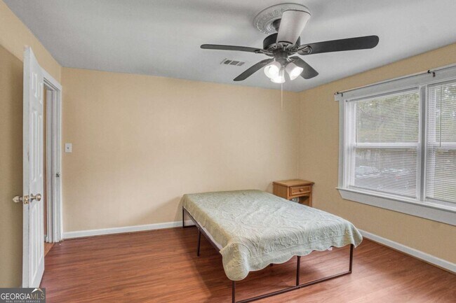 Building Photo - 695 Trout St