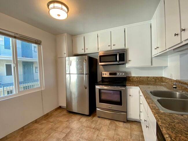 Building Photo - 130 S Flores St