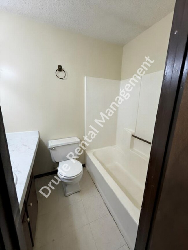 Building Photo - 42185 Deborah Dr