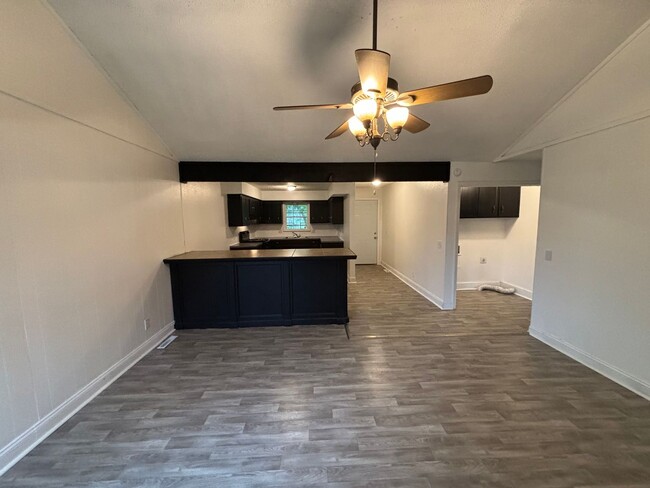 Building Photo - 2 bedroom 2 full bath 1 car garage availab...