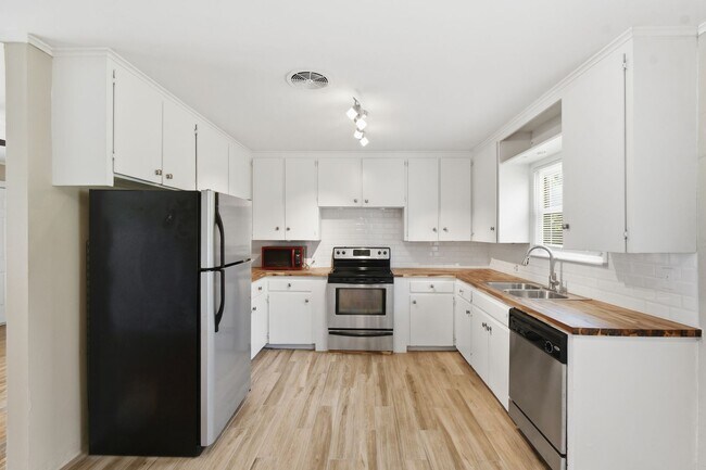 Building Photo - Charming 3 Bedroom 1 Bath near Route 66!