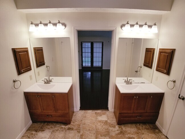 Building Photo - 2111 Echo Ridge