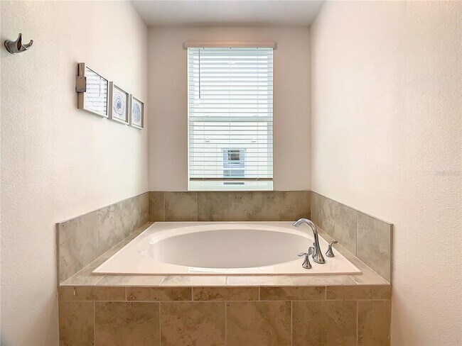 Building Photo - 9331 Sommerset Hills Dr