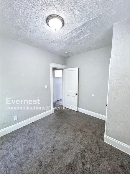 Building Photo - 3992 E 52nd St