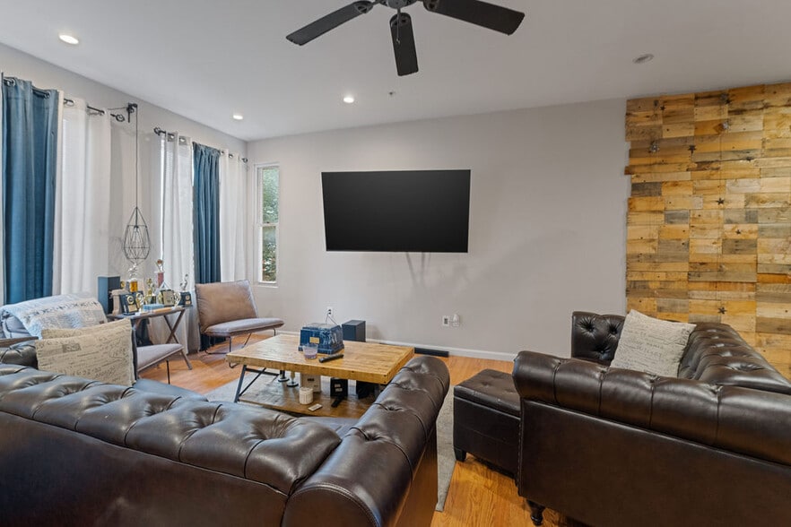 Building Photo - 2124 Bolton St