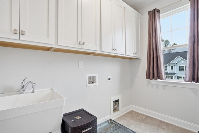 Building Photo - AVAILABLE BEAUTIFUL AND COMFORTABLE HOME