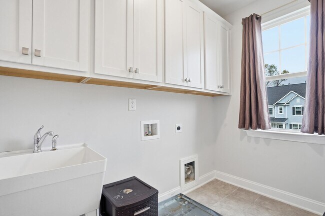 Building Photo - BEAUTIFUL 4 bedroom home, AVAILABLE NOW!