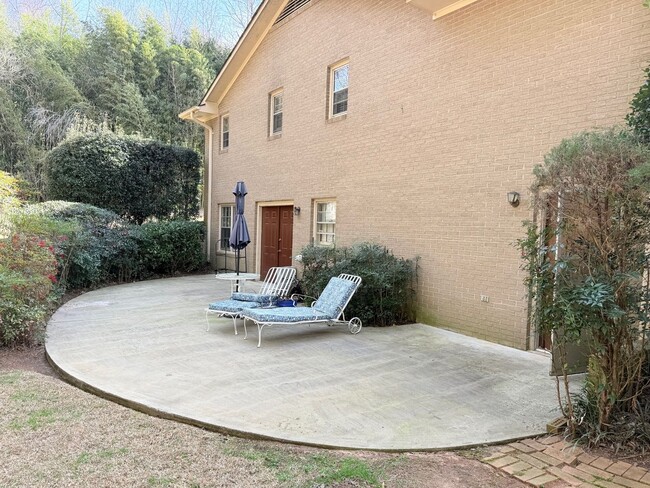 Building Photo - Four Bedroom Oconee Beauty