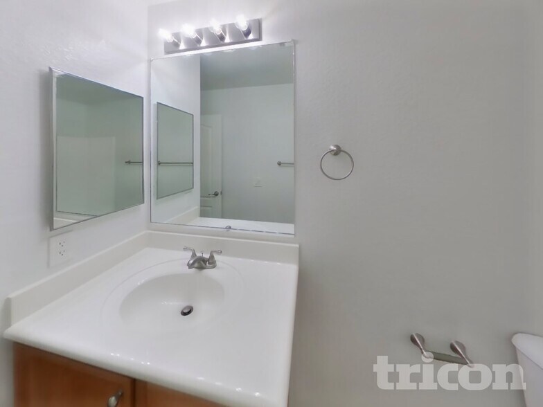 Building Photo - 9526 N 81st Dr