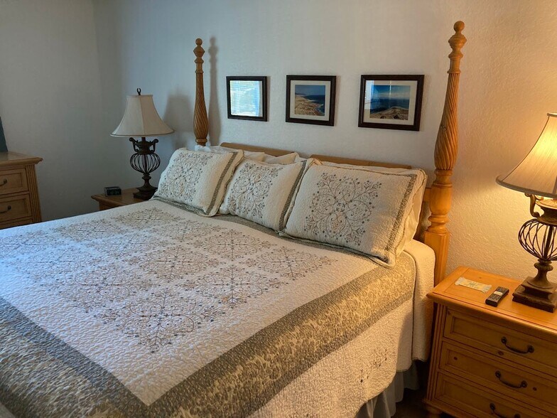 Building Photo - Short term FULLY FURNISHED vacation rental ,3/2 Pool Home on canal