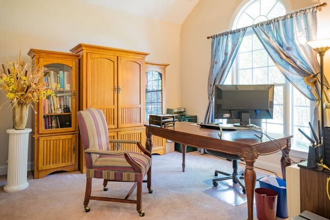 Building Photo - Gorgeous and Spacious 4 Bedroom home, Golf Course Views, Premium Finishes, Pet Friendly!