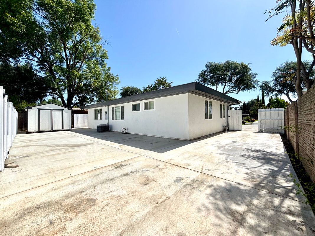 Building Photo - 2013 Victoria