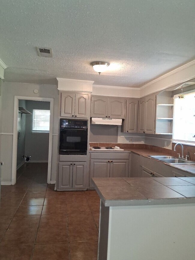 Building Photo - 1215 Garden Park Dr
