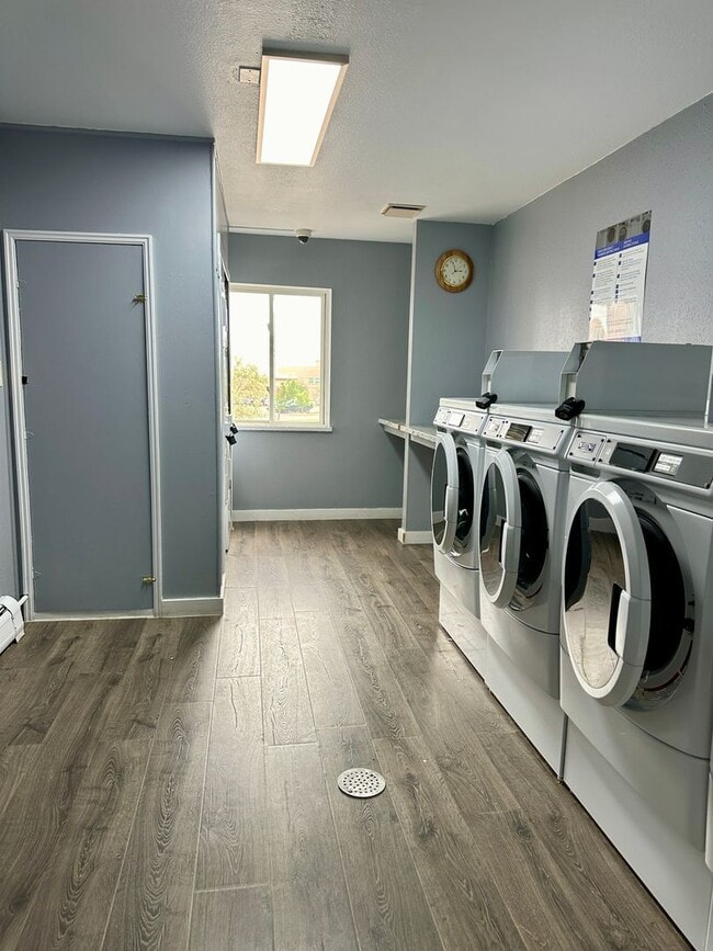 Building Photo - Nice 1 Bedroom 1 Bathroom Condo in Golden with Pool!! Available Mid December!!