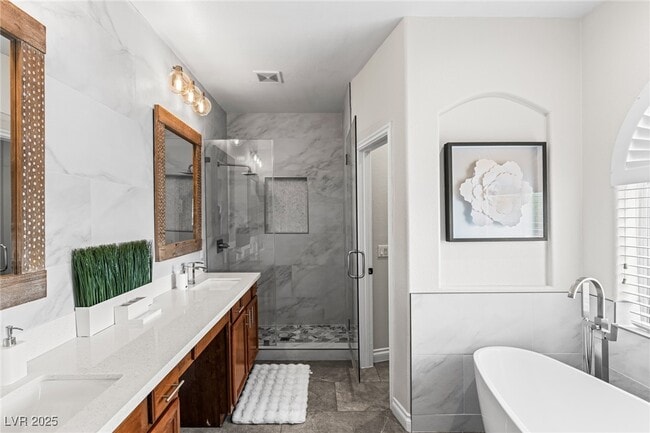 Building Photo - 275 Spectacular St