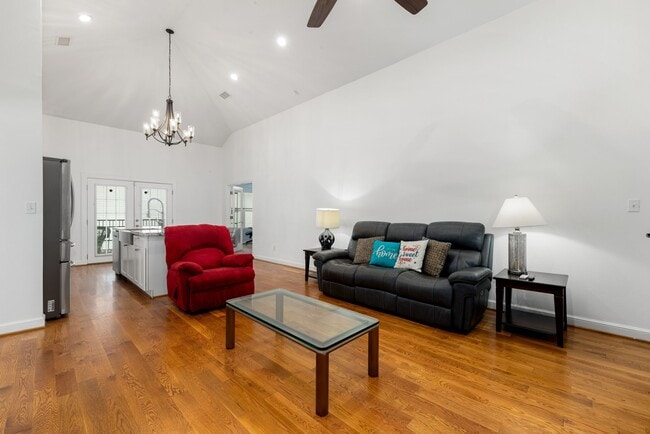 Building Photo - 2116 Live Oak St