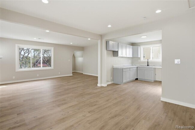 Building Photo - 14617-14617 Winthrop St