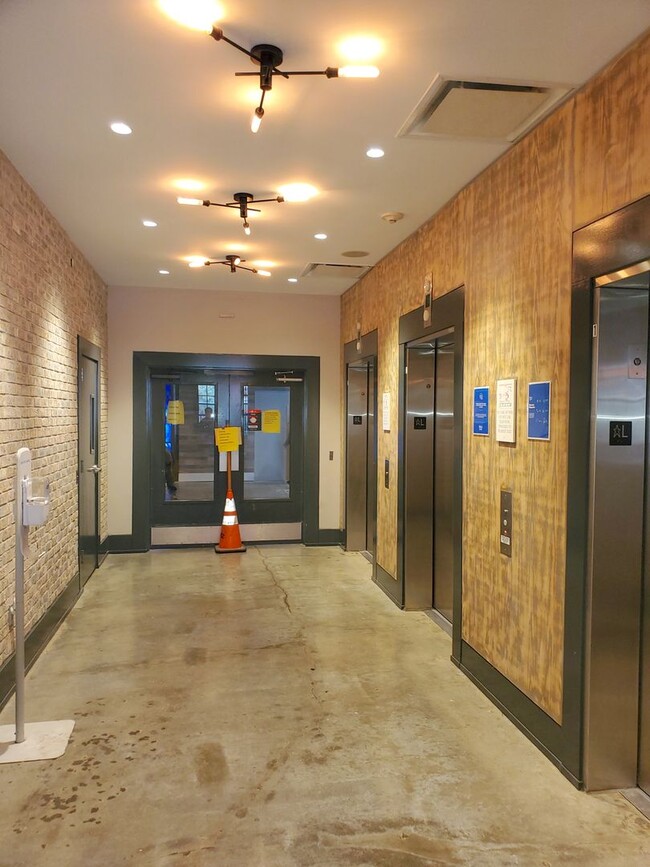 Building Photo - Renovated, centrally located and with lots of amenities (& great views) describes this 11th fl, 2...