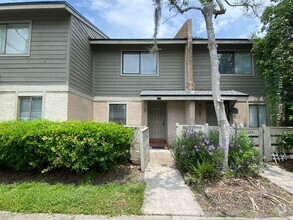 Building Photo - Nice 2 bedroom, 2.5 bathroom duplex for re...