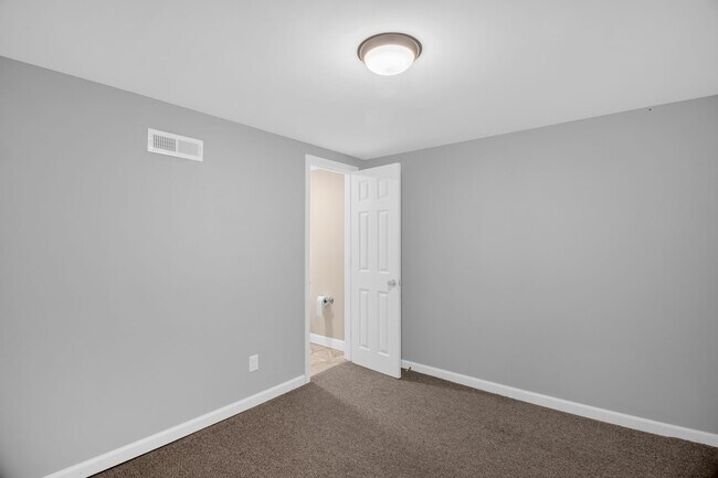 Building Photo - Beautiful 3 bedroom 2 1/2 bathroom Home with a Fenced-in Backyard in Winston!