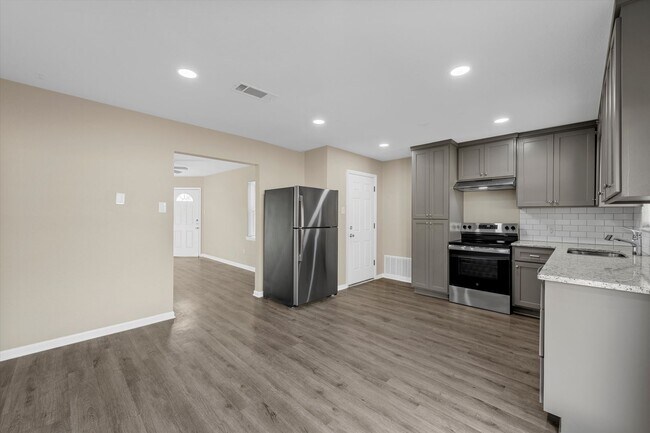 Building Photo - 112 Shirley Dr