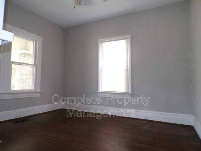 Building Photo - 6817 Division Ave