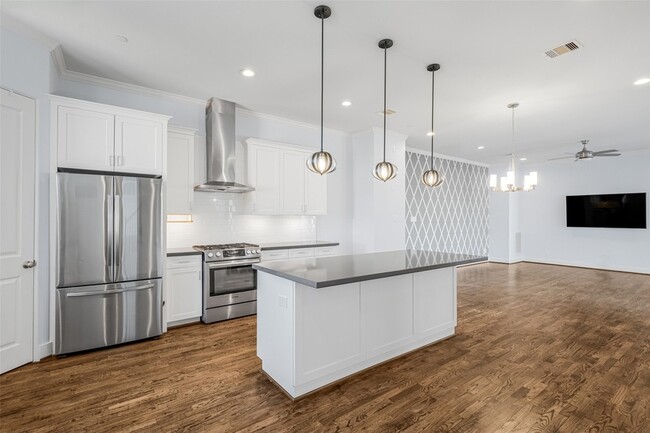 Building Photo - 2324 Camden Dr