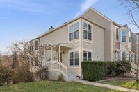 Building Photo - Welcome home to this beautifully updated end-unit townhome in the heart of Kingstowne — one of No...