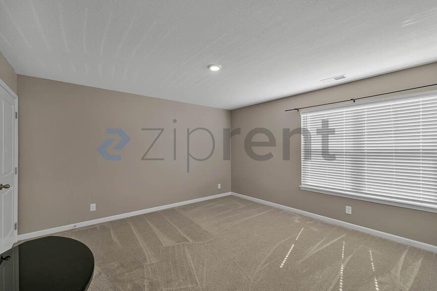 Building Photo - Unit