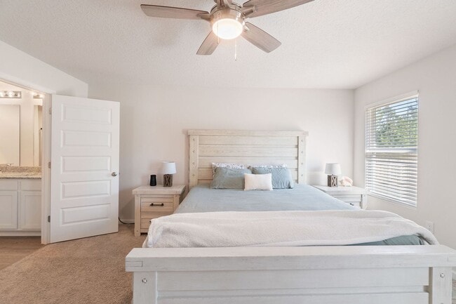 Building Photo - Gorgeous and Spacious 5/3 Home with Commun...