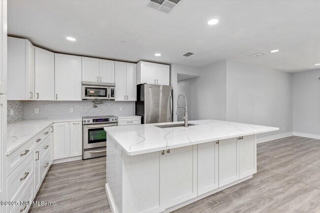 Building Photo - 6643 Greenfern Ln
