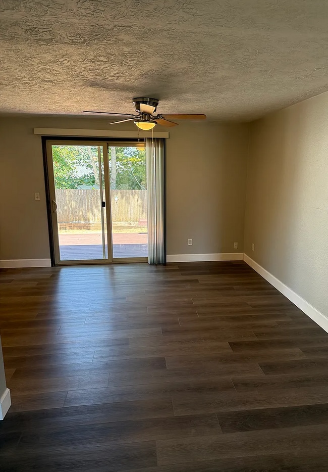 Building Photo - 147 Idylwood Dr SE