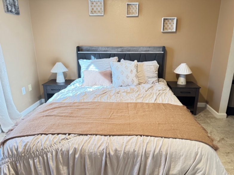 Building Photo - 5751 N Kolb Rd