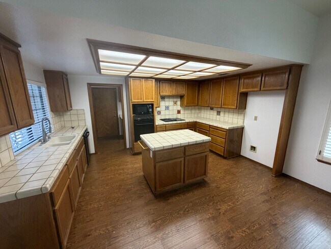 Building Photo - 4 bedroom | 2 bathroom | Gold River home