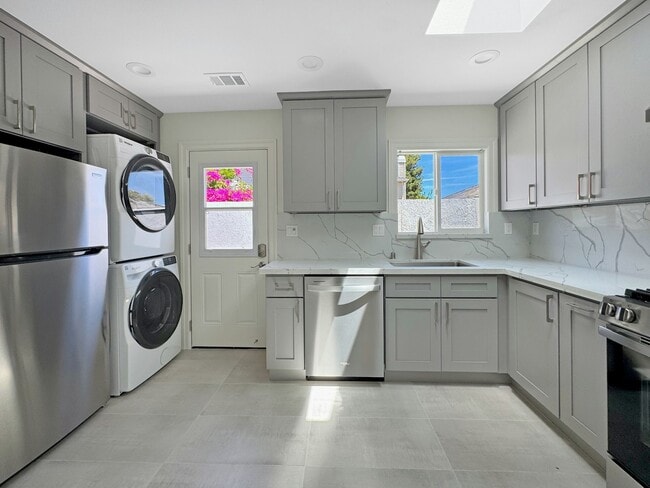 Building Photo - 445 Alviso St