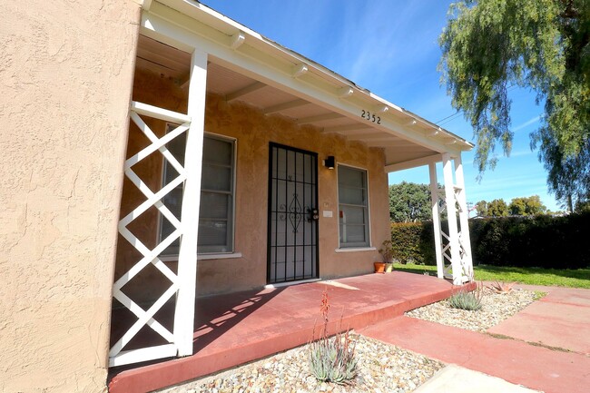 Building Photo - 2/1 house in Bay Park! Vinyl flooring, upd...