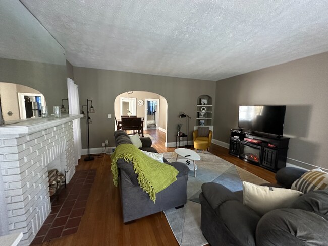 Building Photo - 3120 E Derbyshire Rd