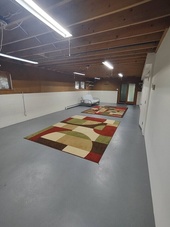 Building Photo - Spacious Downtown Townhome Available Now!