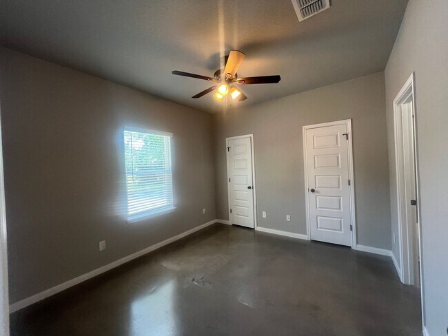 Building Photo - Luxury 3/2 Duplex in Seguin, Texas