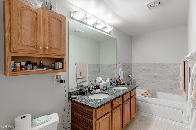 Building Photo - 843 W Monroe St