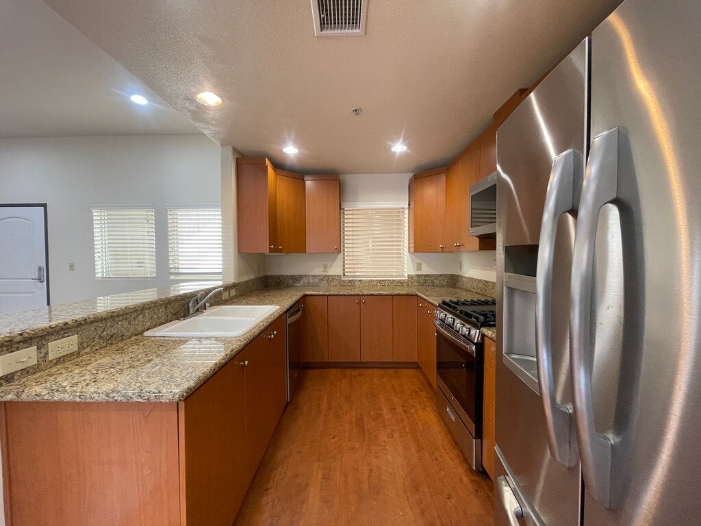 Building Photo - 15024 Magnolia Blvd