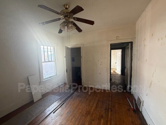 Building Photo - 107 E Archer Ave