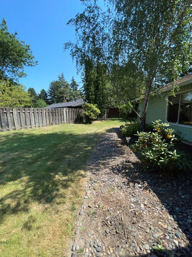 Building Photo - Cute Home with large yard in Hillsboro