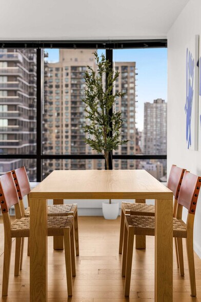 Building Photo - 525 E 72nd St