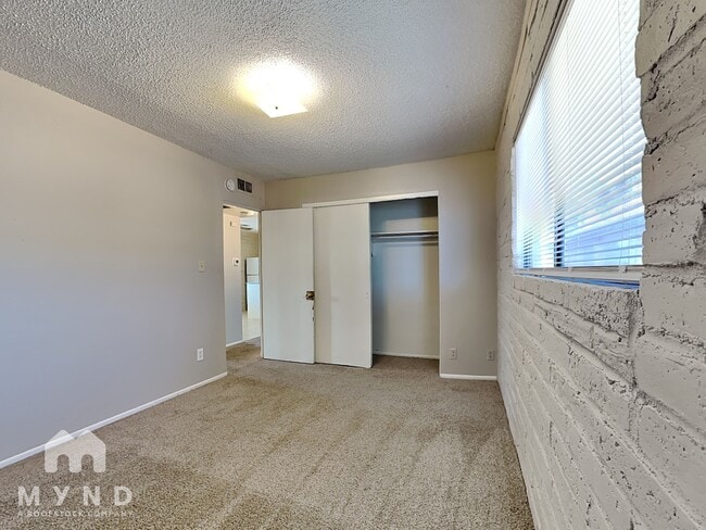 Building Photo - 912 S Dorsey Ln