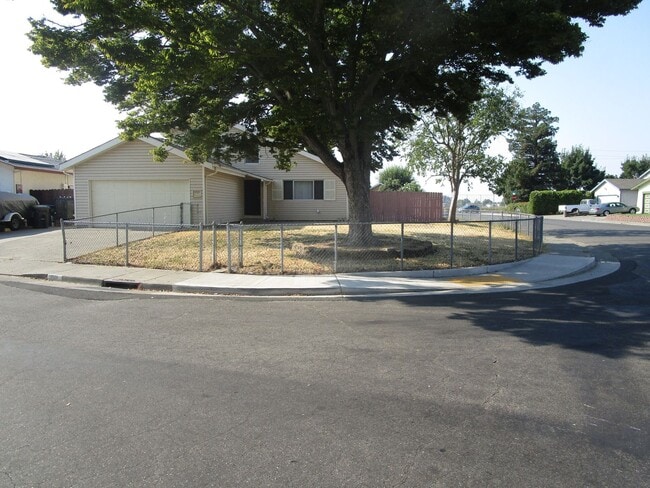 Building Photo - 1001 Mockingbird Ln