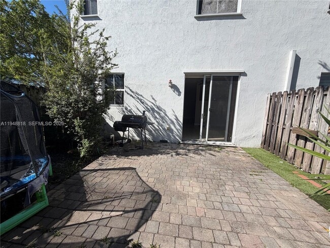 Building Photo - 20715 NE 10th Ct