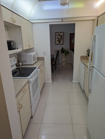 Building Photo - 5440 N Ocean Dr