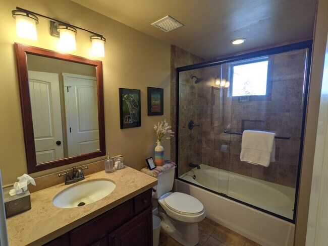 Building Photo - 538 S Fountaine St